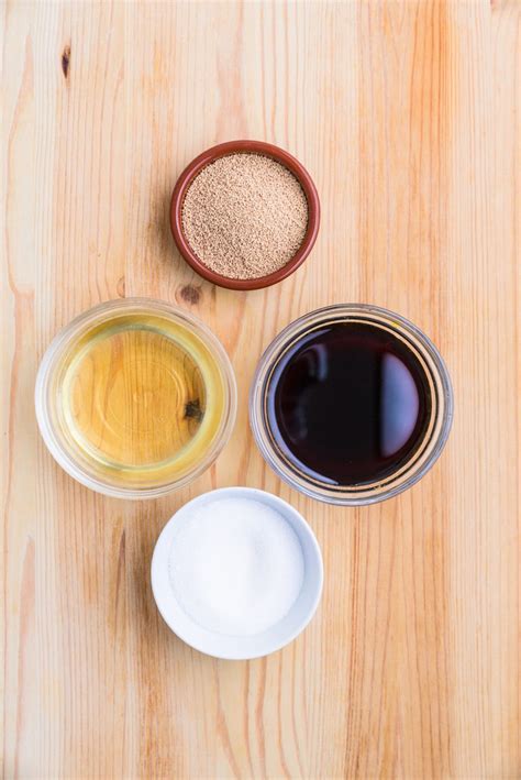 Foto de los ingredientes básicos para la salsa unagi: salsa de soja, mirin, sake, azúcar