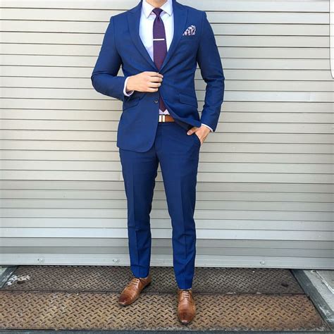Diseño de un hombre elegante vistiendo un traje azul impecable con una camisa y corbata bien combinadas, en un entorno profesional o formal