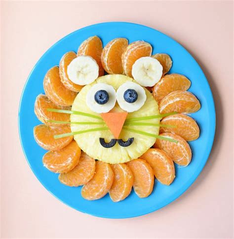 Plato de frutas con forma de animal (ej. oruga o león)