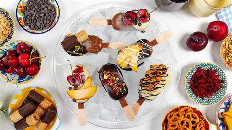 Helados decorados creativamente en platos