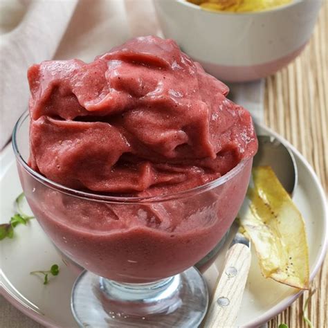 Sorbete decorado con frutas y salsa de chocolate en vaso