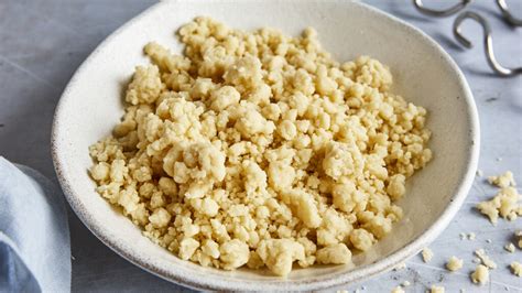 Ingredientes para preparar streusel en un bol