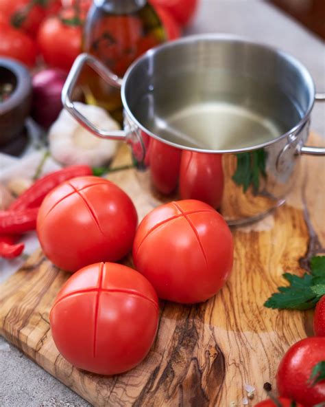 Tomates escaldados en agua fría listos para ser pelados