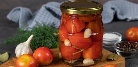 Estante con frascos de tomates en conserva caseros almacenados