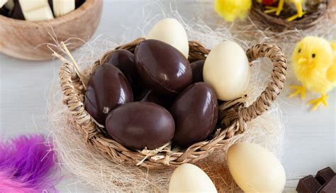 Diagrama explicando cómo rellenar huevos de Pascua con chocolate usando una jeringuilla.