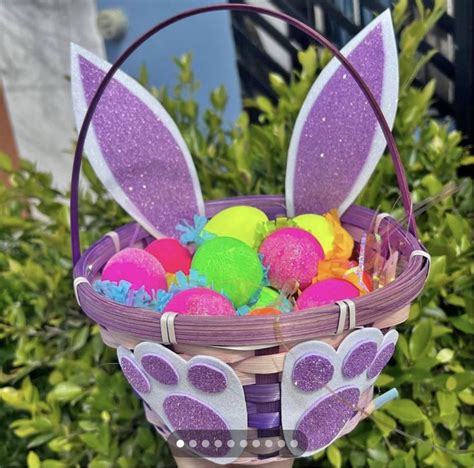 Ejemplo de una cesta de Pascua decorada con huevos de chocolate y adornos primaverales.