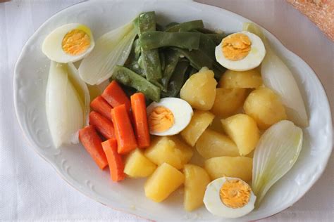Plato de hervido de verduras y carne caliente en un día frío