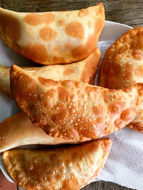 Variedad de empanadas, pasteles y productos artesanales