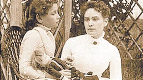 Foto de una joven Helen Keller con su maestra Anne Sullivan