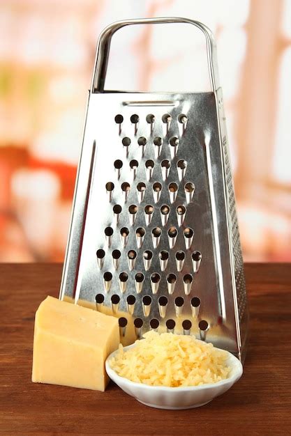 Foto de queso cremoso y un rallador, mostrando la dificultad de rallarlo