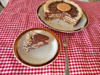 Torta de galletas con chocolate y crema, lista para servir