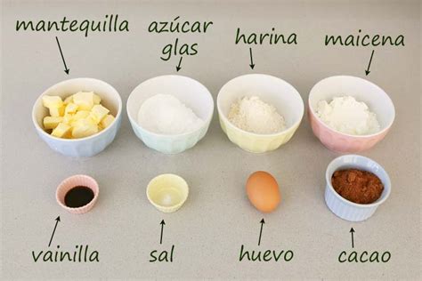 Ingredientes para una torta de galletas: galletas de chocolate, chocolate amargo, crema de leche y manteca