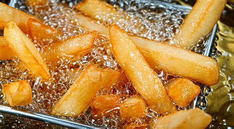 Infografía mostrando la temperatura ideal del aceite para freír, métodos de prueba caseros y cómo escurrir el exceso de grasa.