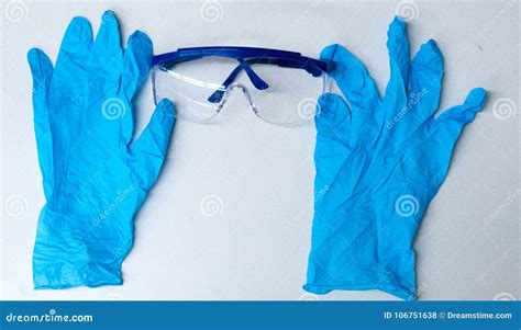 Laboratorio preparando el reactivo de Tollens con guantes y gafas de seguridad.