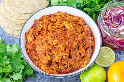 Plato de cochinita pibil con salsa de habanero cremosa