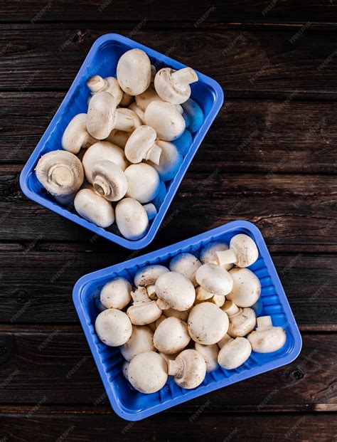 Caja de champiñones frescos listos para ser empacados