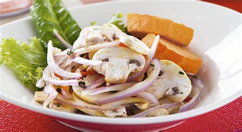 Plato de ceviche peruano con champiñones