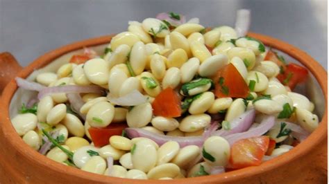 Ilustración de un ceviche serrano con chocho en un cuenco