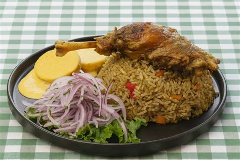Plato de arroz con pato peruano, con cilantro y cerveza negra