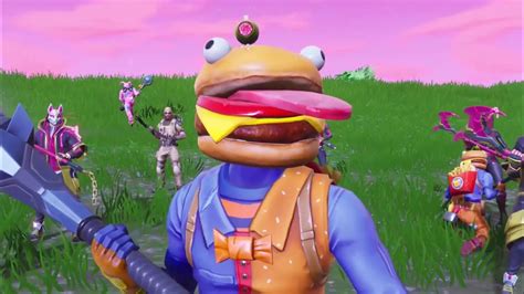Esquema evolutivo de la Durr Burger en Fortnite, mostrando sus diferentes apariciones como mascota, skin o consumible