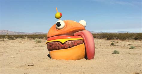 Fotografía de la réplica gigante de la Durr Burger encontrada en el desierto de California
