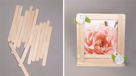 Puerta miniatura para duendes hecha con palitos de helado y decorada