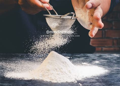 Infografía que muestra el proceso de tamizado de harina y el mezclado envolvente