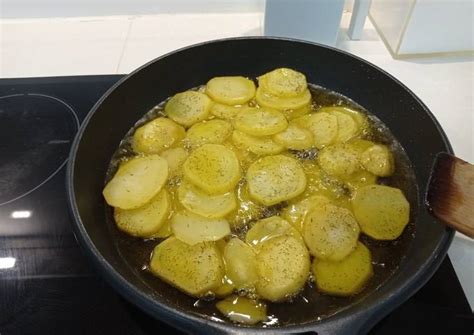 Rodajas finas de patata (o vegetal) dispuestas en un recipiente para microondas, con un toque de sal.