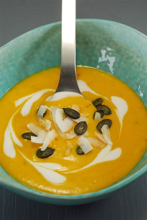 Tazón de crema de calabaza, camote y leche de coco con especias