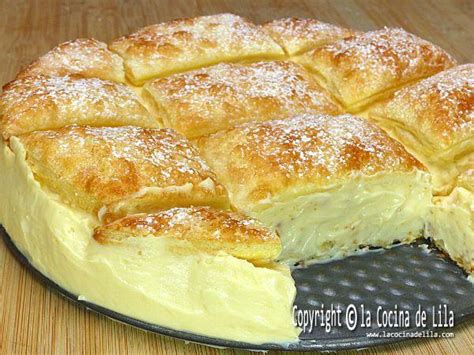 Plato con un Repollito cortado mostrando su relleno de crema pastelera y manjar, y una rebanada de la Torta El Rincón