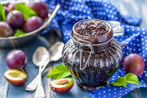 Frascos de mermelada de ciruela y nuez esterilizados y bien cerrados