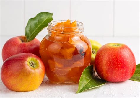Mermelada de manzana y nuez servida en un tazón con una cuchara