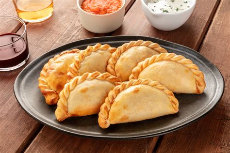 Foto de empanadas horneadas o fritas listas para el consumo