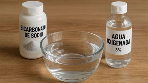 Colección de ingredientes para desinfectantes naturales: vinagre, limón, bicarbonato y agua oxigenada