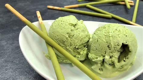 Moldes de helado de matcha en el proceso de congelación