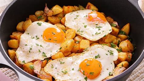 Plato de huevos con patatas y pimentón ahumado