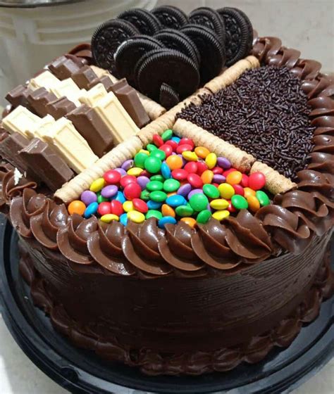 torta de chocolate con diferentes toppings y decoraciones