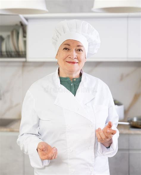 Imagen de la cocinera en el set de Tu Día recibiendo las felicitaciones de sus compañeros en un ambiente festivo