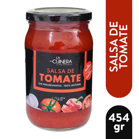 Tarros de salsa de tomate de bote con hierbas frescas y especias alrededor