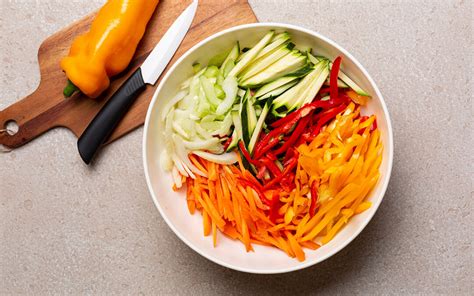 Fotografía detallada de los ingredientes picados en juliana y salteados para el relleno