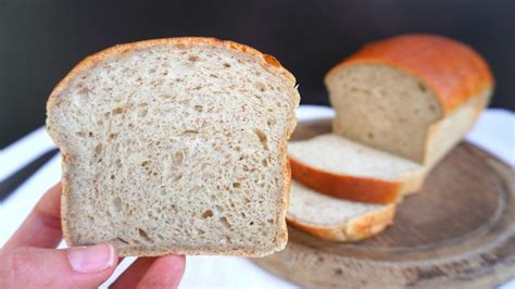 Corte transversal de un pan de molde sin gluten y sin lactosa, mostrando su miga esponjosa y uniforme.