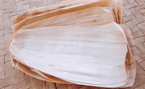 Hojas de maíz y plátano remojándose en agua para tamales.