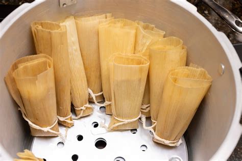 Ilustración de una vaporera con tamales cocinándose al vapor.