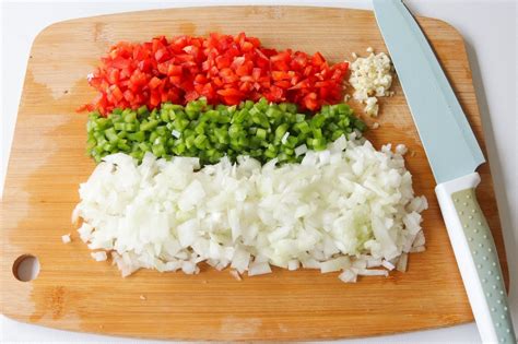 Una secuencia de preparación de sopa, mostrando el sofrito de las verduras, la adición del caldo y el hervor final.