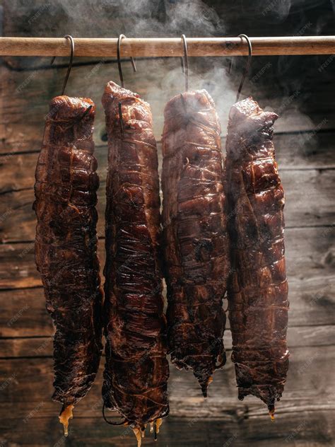 Fotografía de tocino ahumado en proceso de curación o ahumado