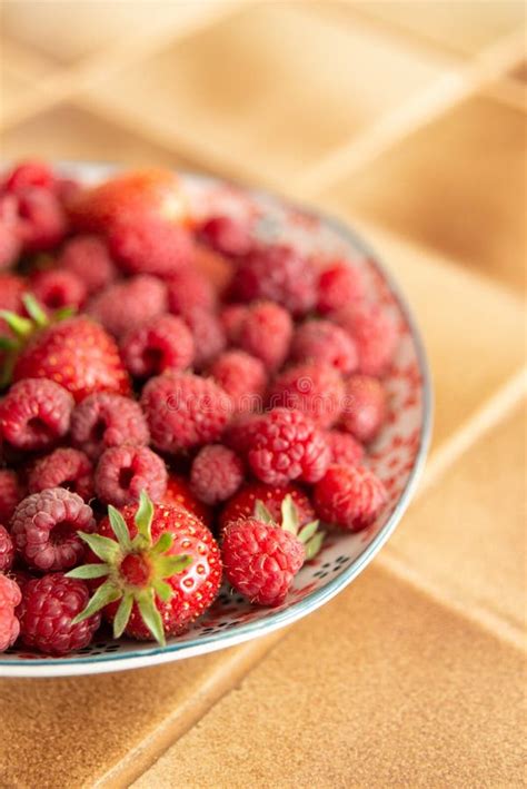 Plato de frambuesas frescas