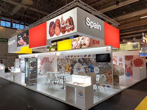 Foto de stands de feria de alimentos marinos o profesionales del sector interactuando