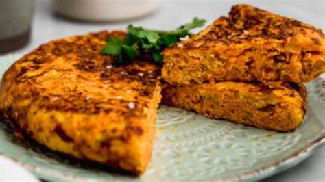 tortilla de zanahoria recién hecha y cortada