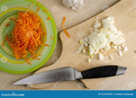 zanahoria rallada y cebolla picada en una sartén