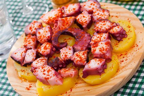 pulpo a la gallega emplatado sobre patatas con pimentón y aceite